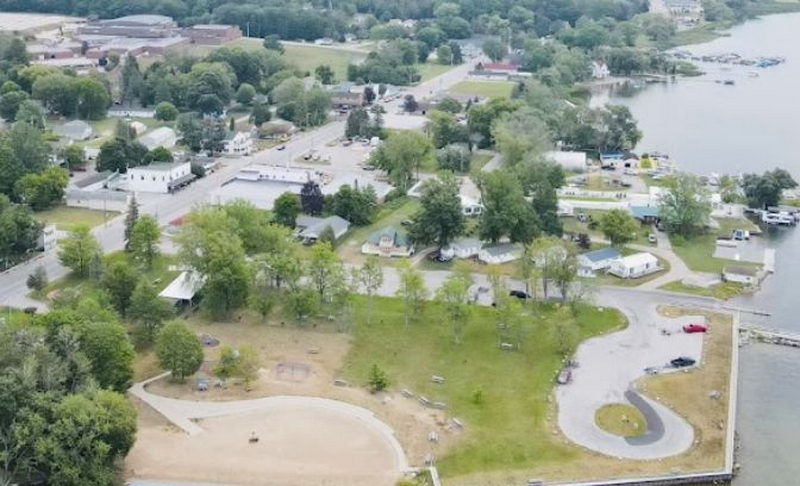Green Buoy Resort (Happy Landings Resort, Happy Landing Motel) - Web Listing (newer photo)